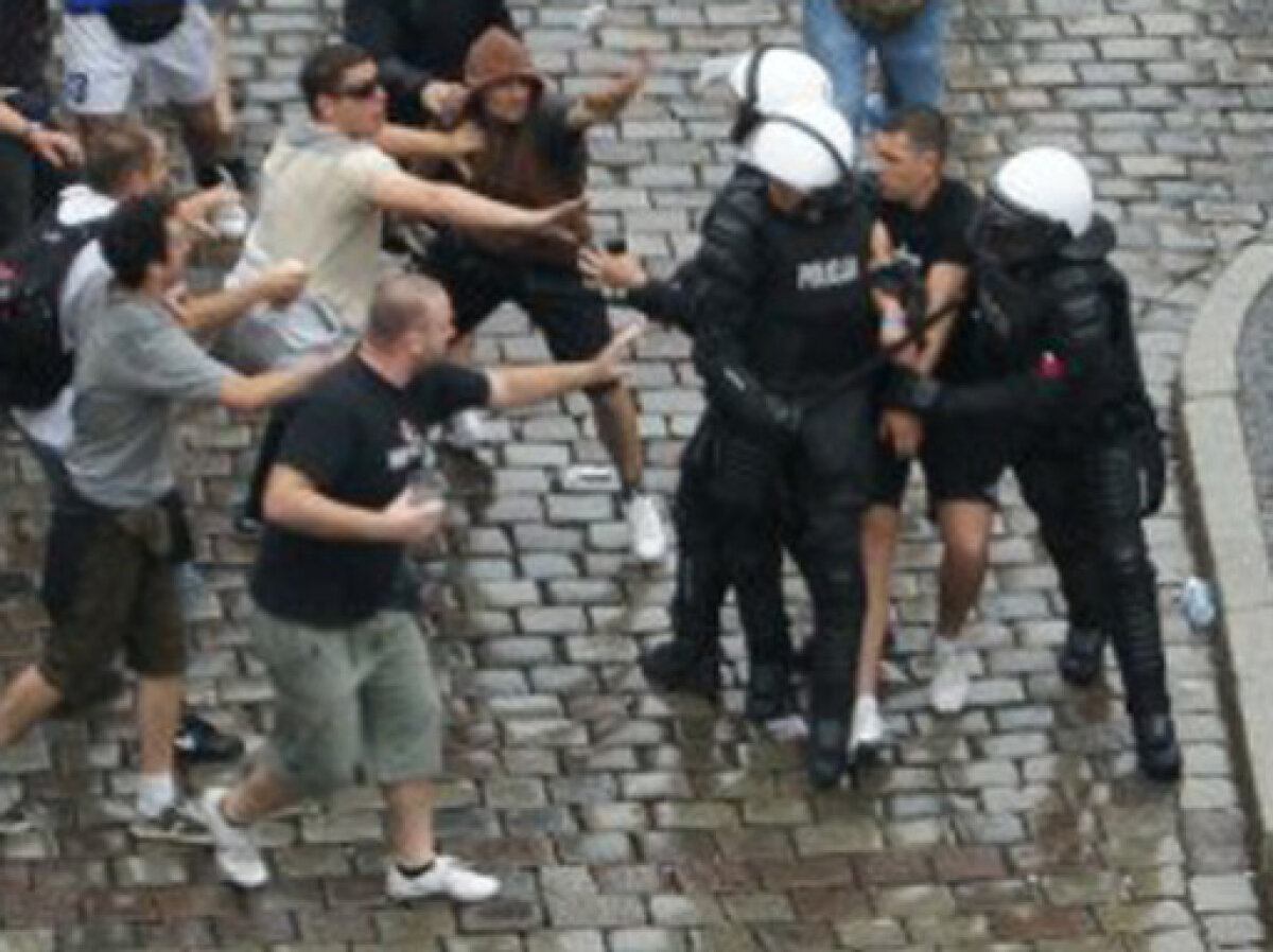 FOTO&VIDEO Bătaie între suporteri în centrul Varşoviei înainte de Polonia - Rusia