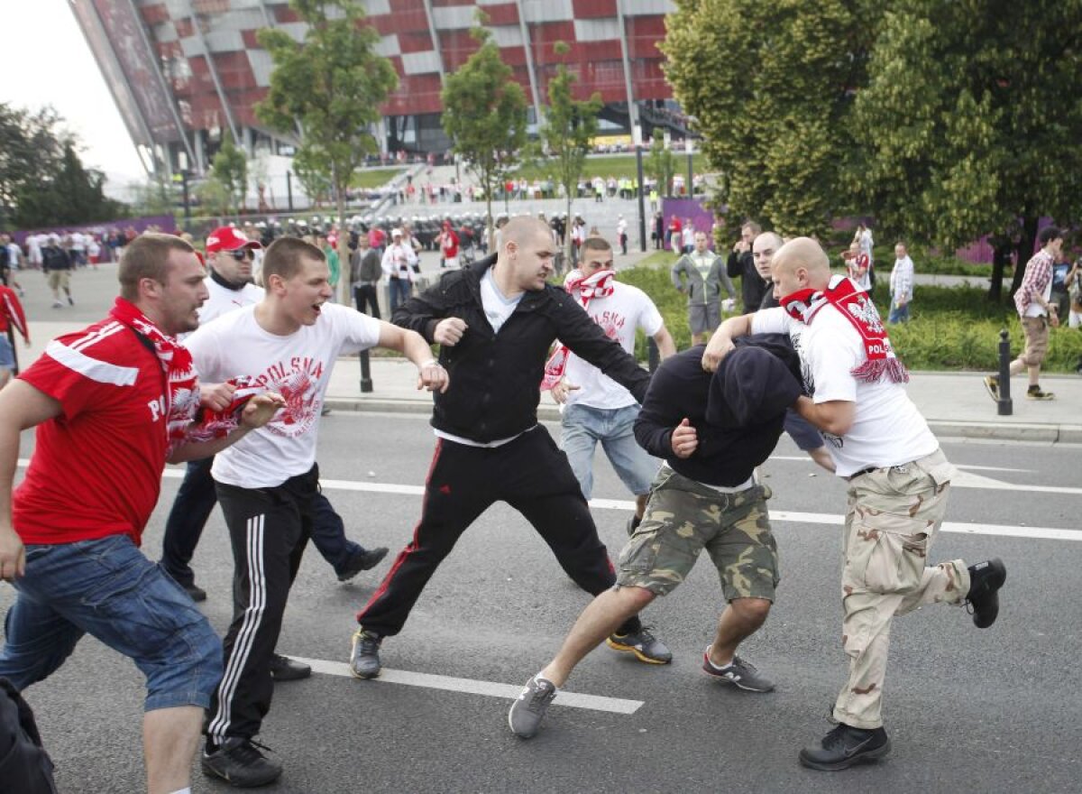FOTO&VIDEO Bătaie între suporteri în centrul Varşoviei înainte de Polonia - Rusia