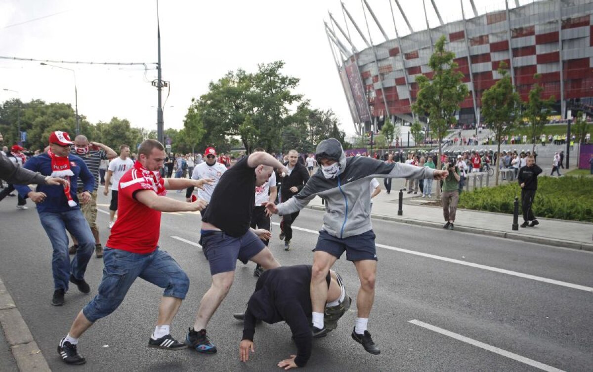 FOTO&VIDEO Bătaie între suporteri în centrul Varşoviei înainte de Polonia - Rusia
