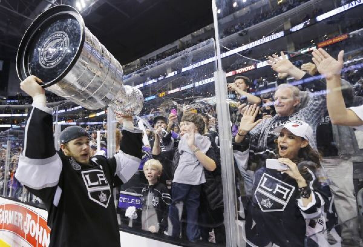 VIDEO + FOTO » Los Angeles Kings a cîştigat pentru prima dată în istorie Cupa Stanley