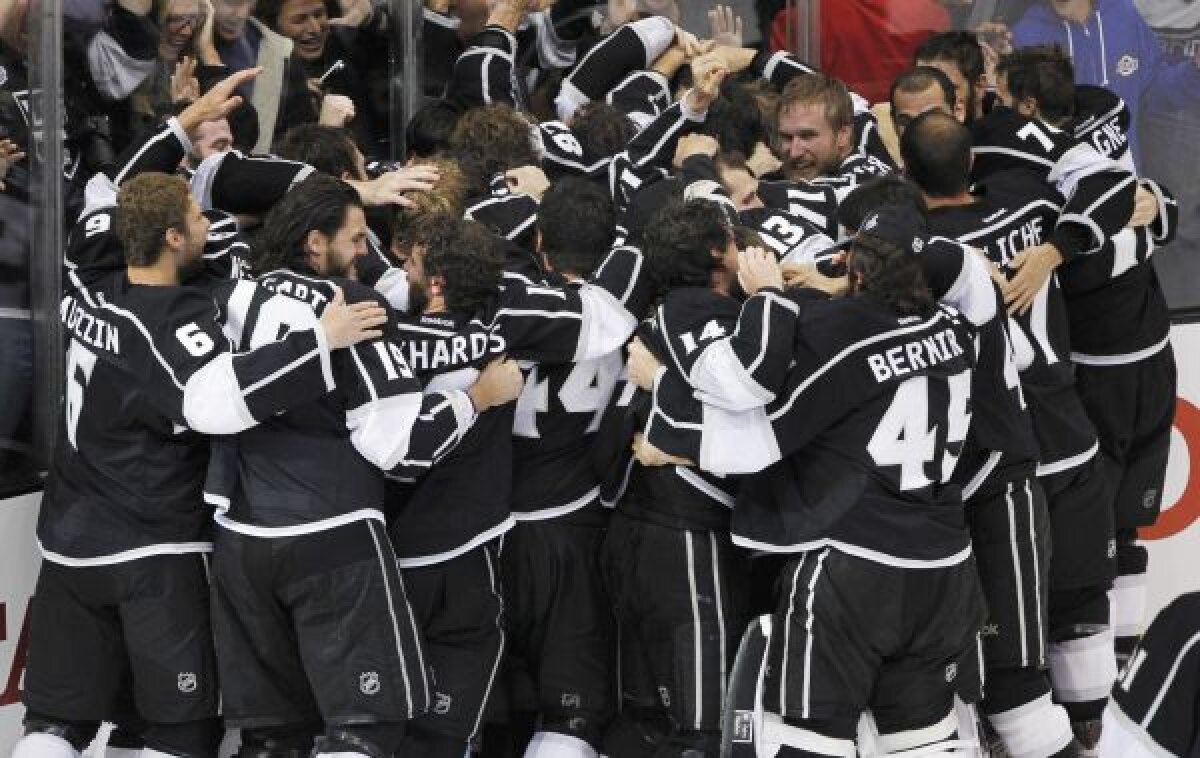 VIDEO + FOTO » Los Angeles Kings a cîştigat pentru prima dată în istorie Cupa Stanley