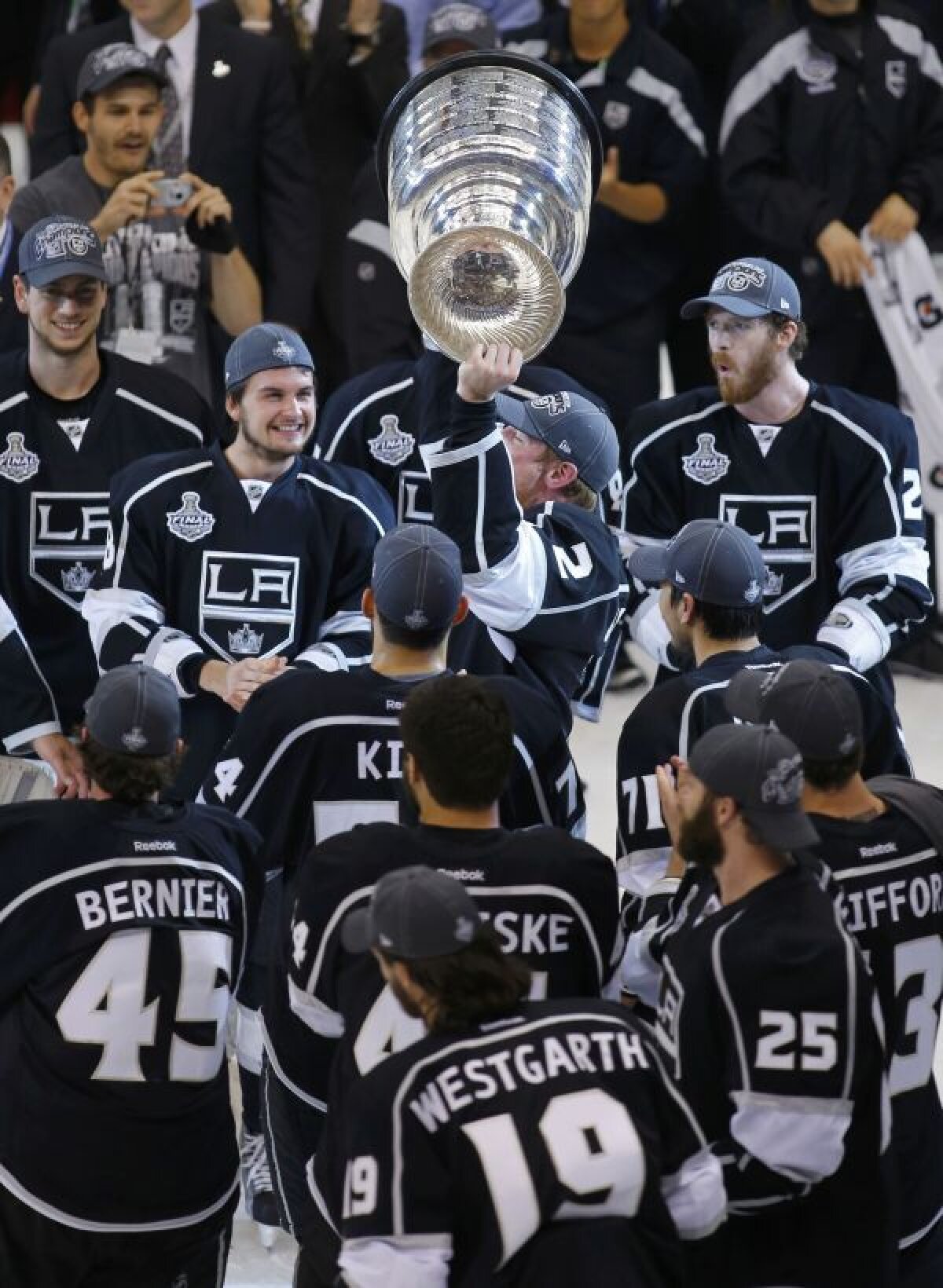 VIDEO + FOTO » Los Angeles Kings a cîştigat pentru prima dată în istorie Cupa Stanley
