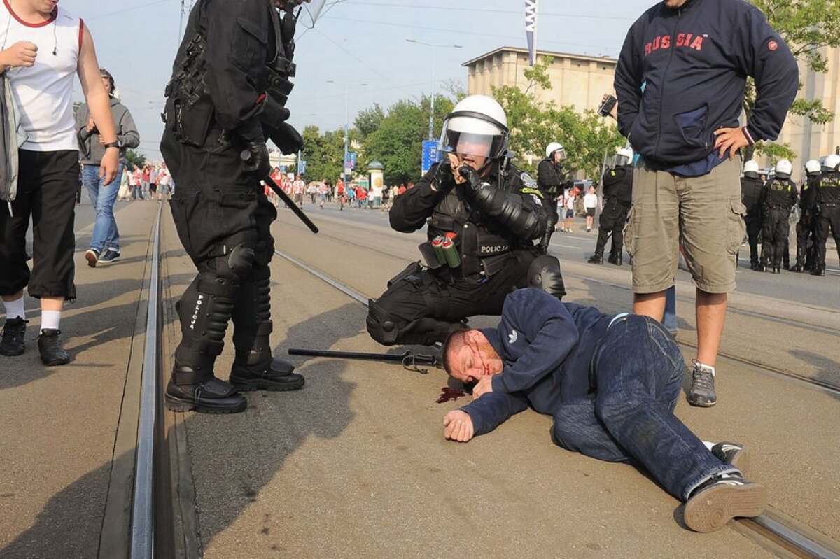 FOTO&VIDEO Război la Varşovia » Suporterii polonezi şi cei ruşi s-au încăierat înaintea meciului de la Euro