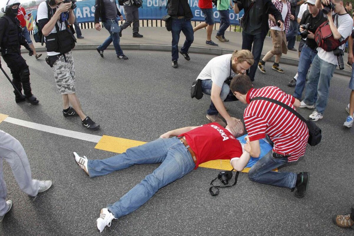 FOTO&VIDEO Război la Varşovia » Suporterii polonezi şi cei ruşi s-au încăierat înaintea meciului de la Euro