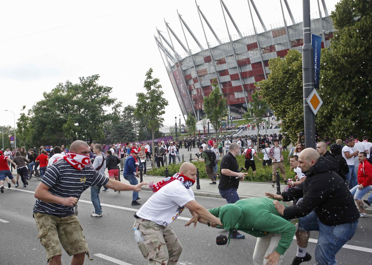 FOTO&VIDEO Război la Varşovia » Suporterii polonezi şi cei ruşi s-au încăierat înaintea meciului de la Euro