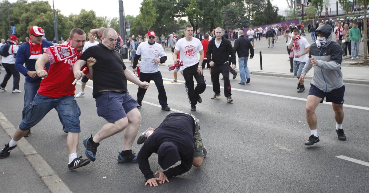 FOTO&VIDEO Război la Varşovia » Suporterii polonezi şi cei ruşi s-au încăierat înaintea meciului de la Euro