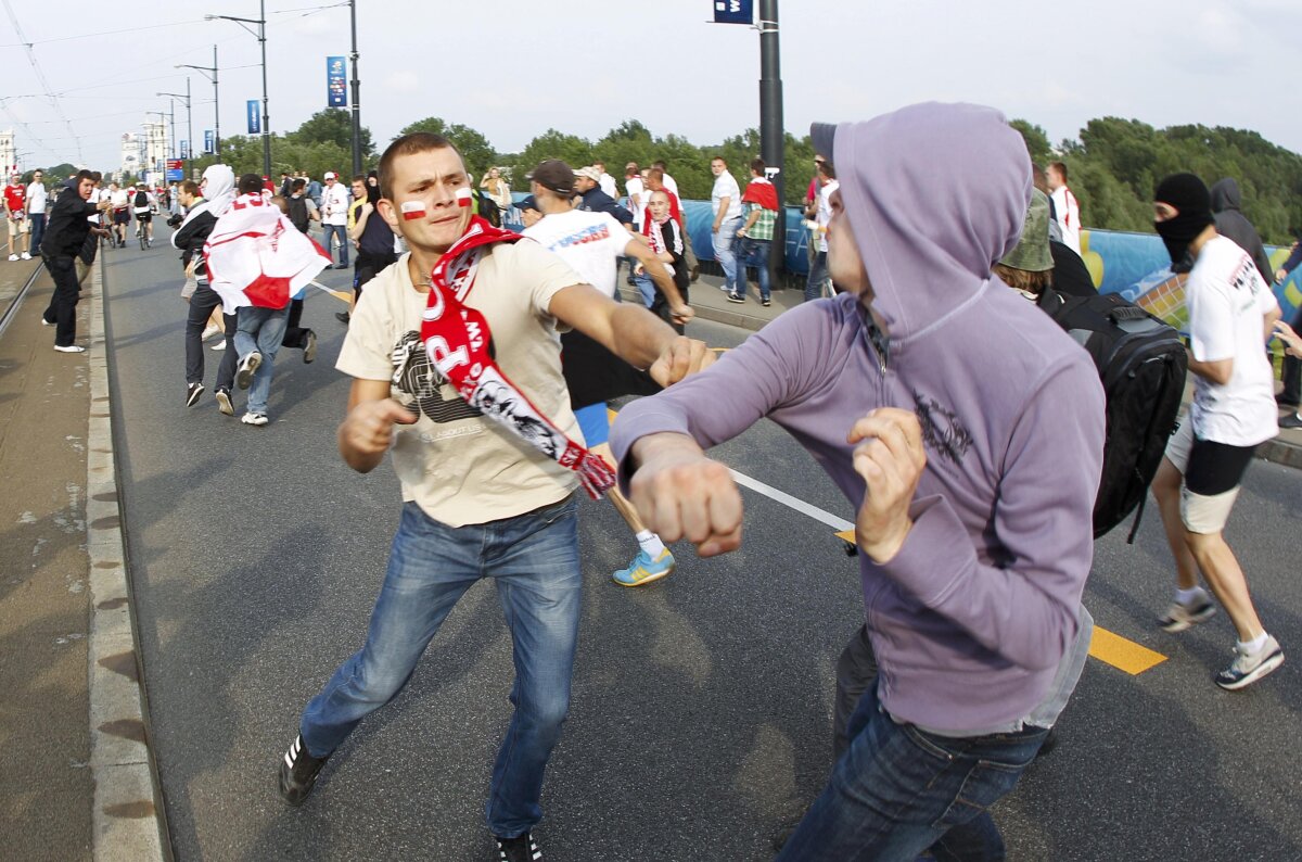 FOTO&VIDEO Război la Varşovia » Suporterii polonezi şi cei ruşi s-au încăierat înaintea meciului de la Euro