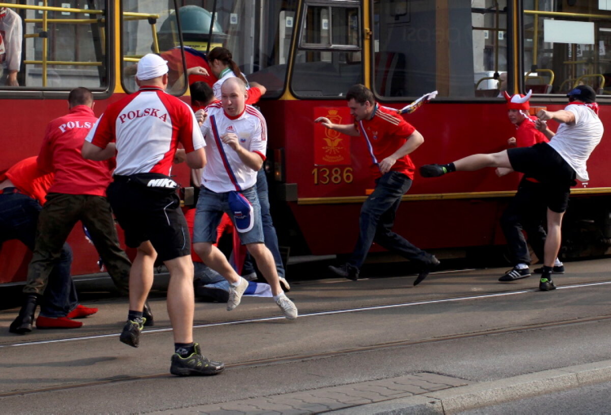 Violenţa nu are ce căuta în sport! O galerie foto care nu onorează Euro