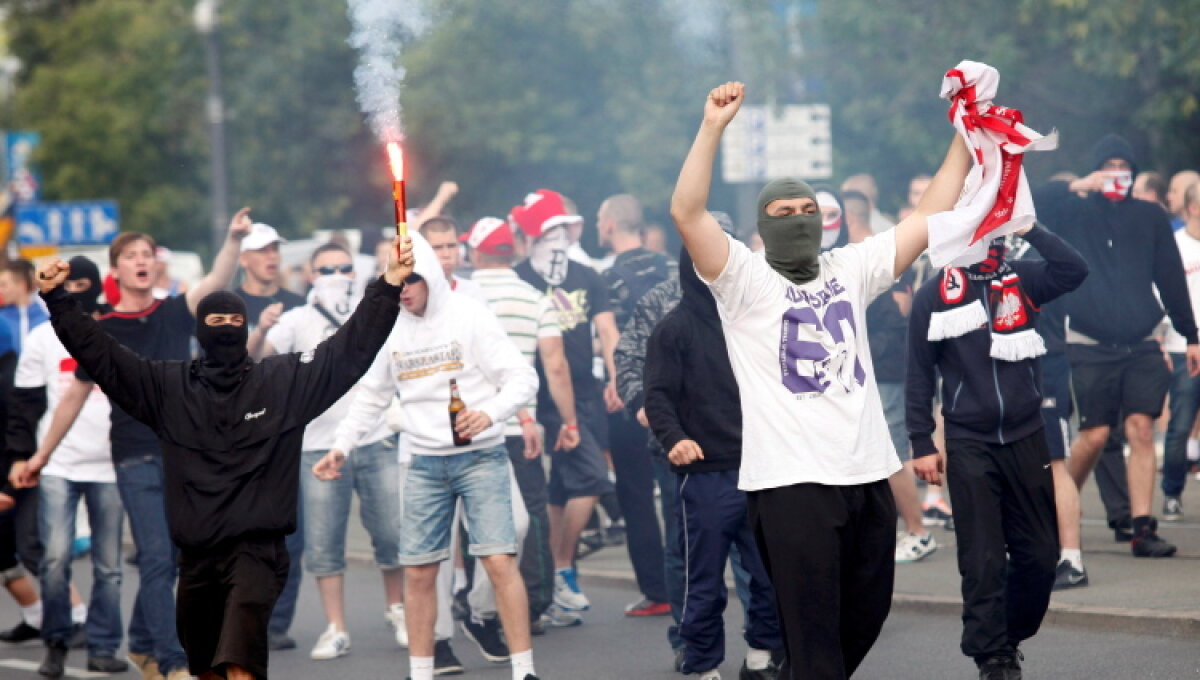 Violenţa nu are ce căuta în sport! O galerie foto care nu onorează Euro