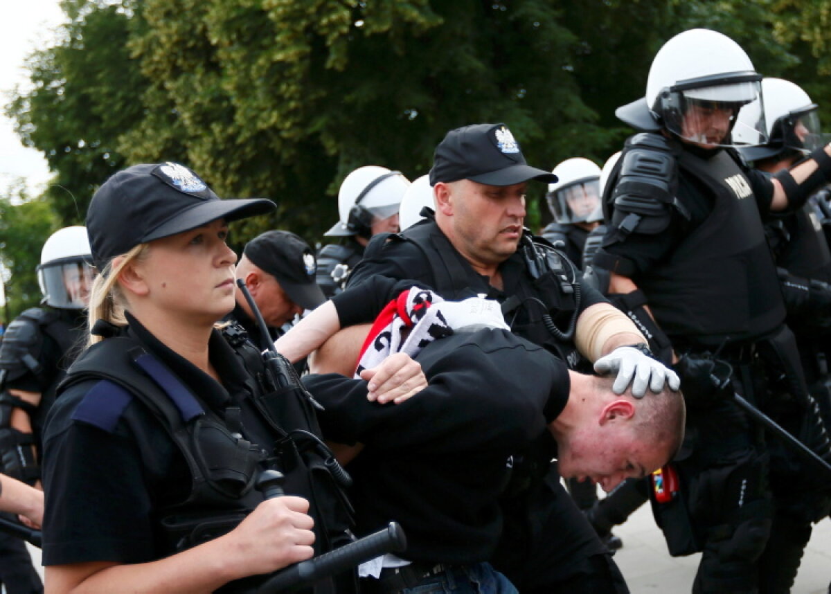 Violenţa nu are ce căuta în sport! O galerie foto care nu onorează Euro