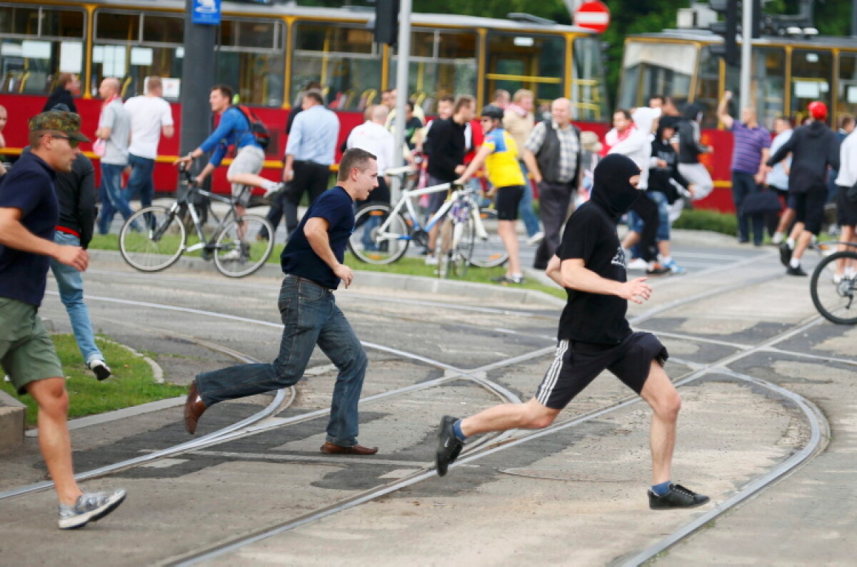 Violenţa nu are ce căuta în sport! O galerie foto care nu onorează Euro