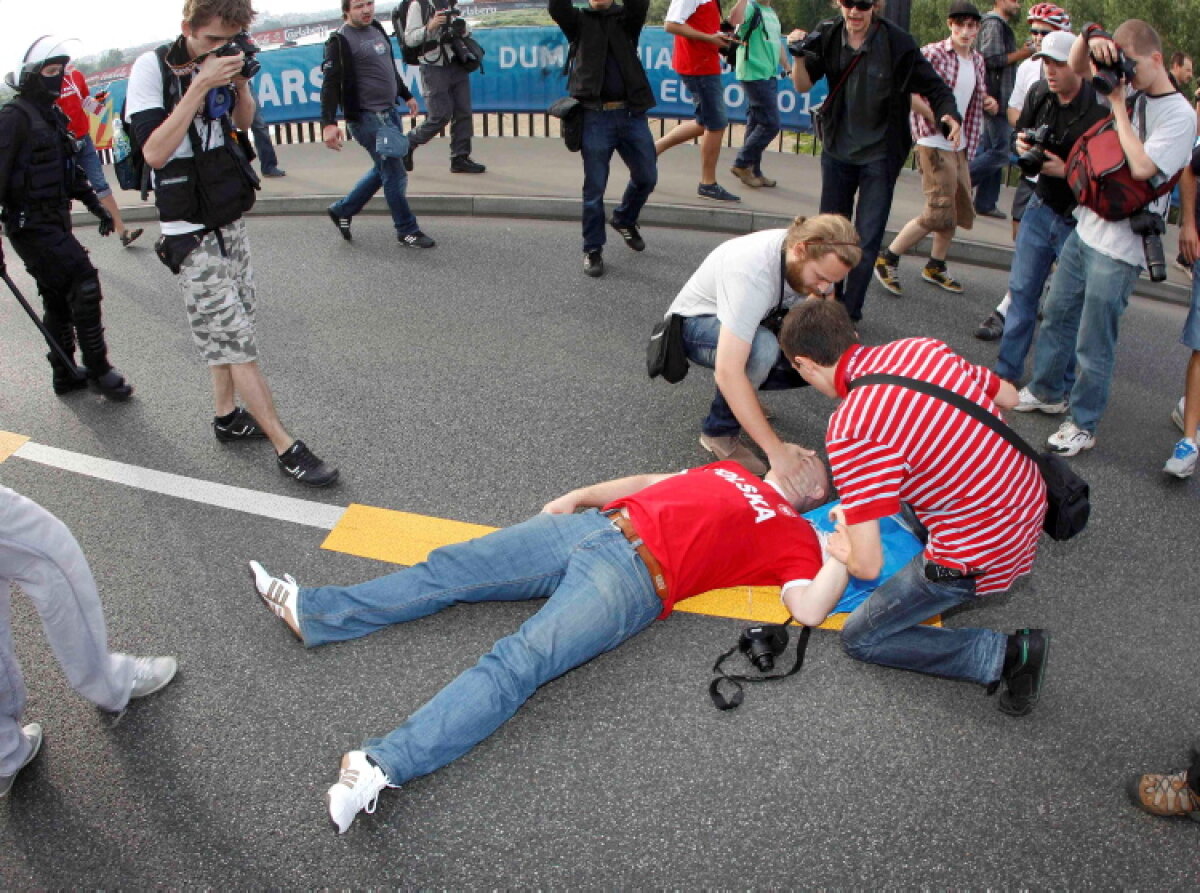 Violenţa nu are ce căuta în sport! O galerie foto care nu onorează Euro