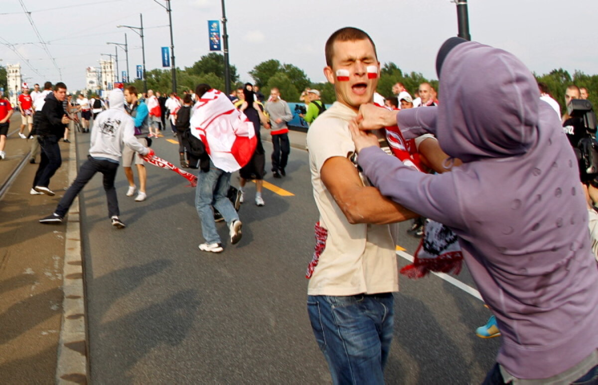 Violenţa nu are ce căuta în sport! O galerie foto care nu onorează Euro
