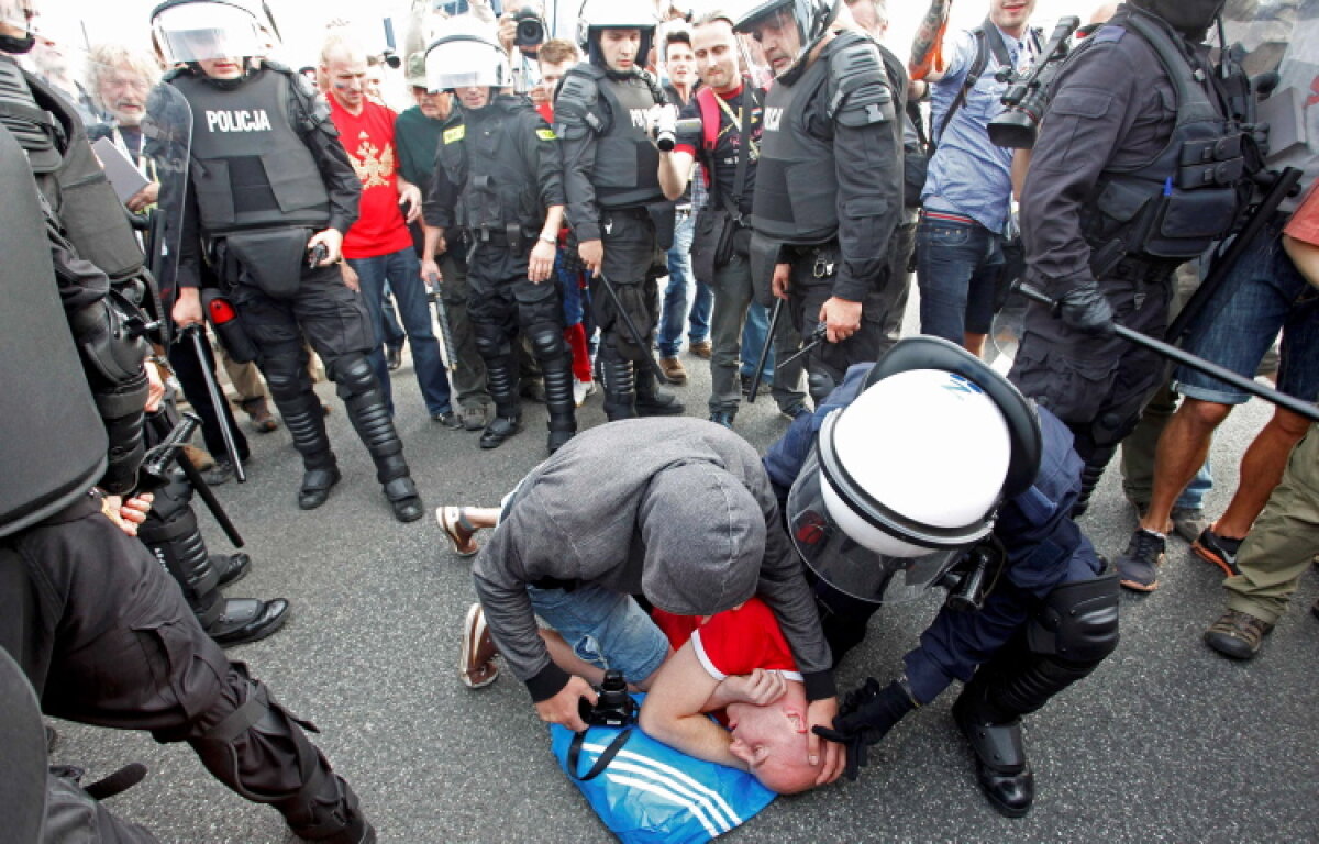 Violenţa nu are ce căuta în sport! O galerie foto care nu onorează Euro