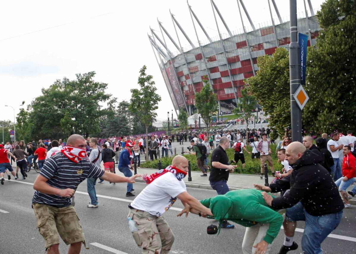 Violenţa nu are ce căuta în sport! O galerie foto care nu onorează Euro