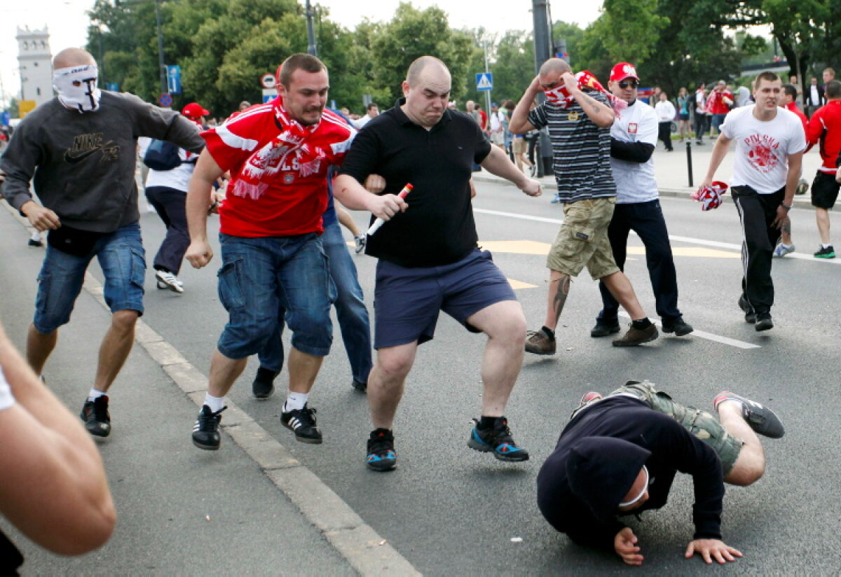 Violenţa nu are ce căuta în sport! O galerie foto care nu onorează Euro