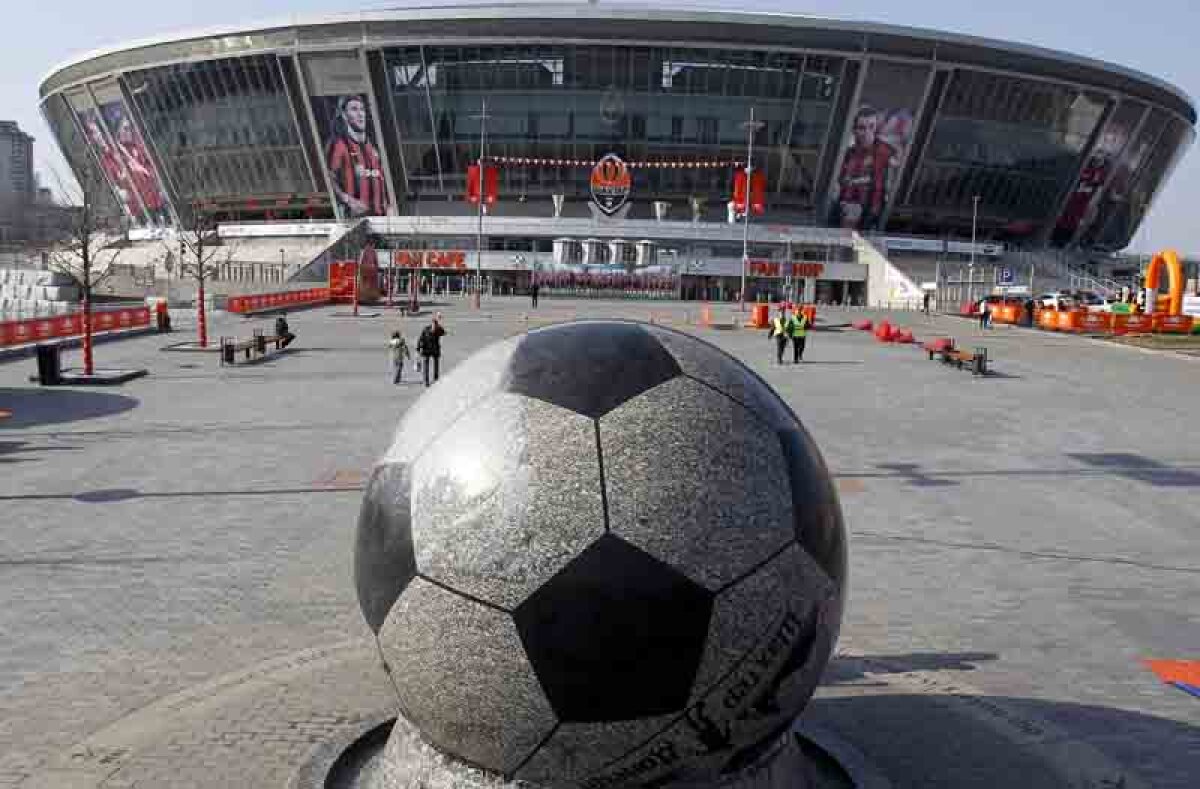 În aşteptarea ploii şi a fotbalului » Fără zecile de mii de fani de la alte turnee finale, Euro 2012 suferă