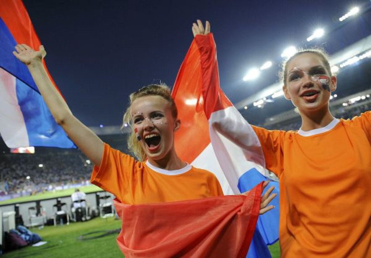 FOTO Fotbal nebun, femei frumoase, ce-ţi mai poţi dori de la Euro 2012? :D