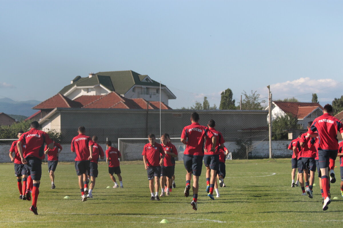 FOTO Grigoraş a sunat adunarea: Răduţ a ratat primul antrenament