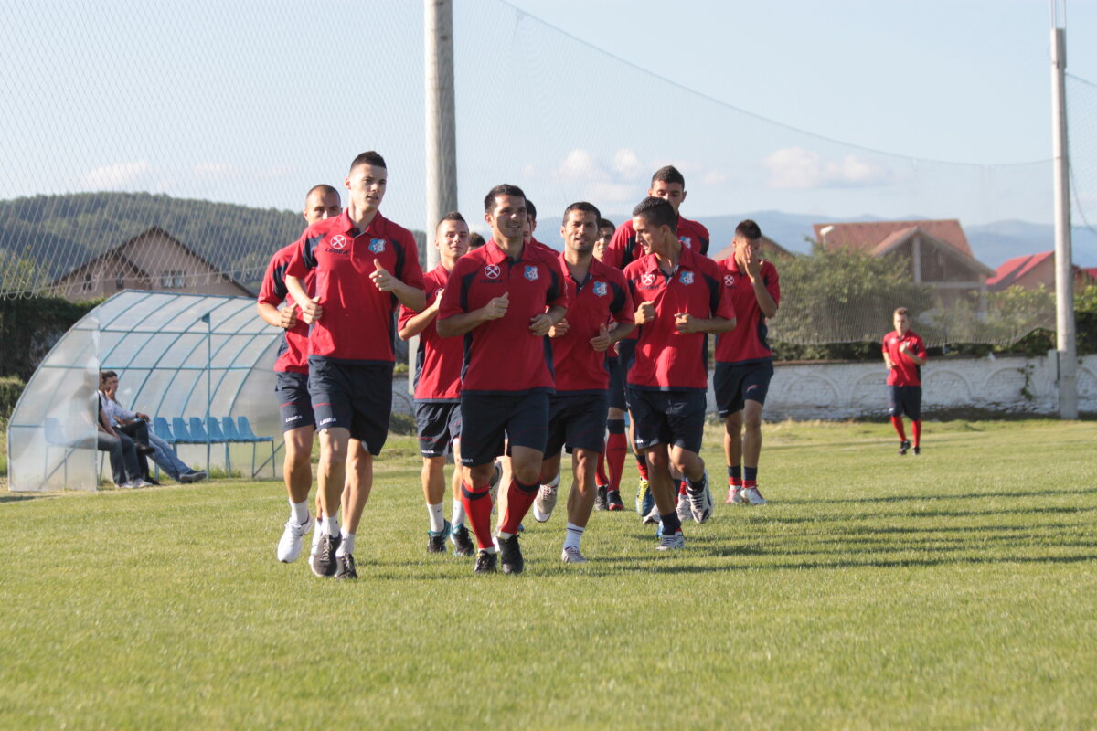 FOTO Grigoraş a sunat adunarea: Răduţ a ratat primul antrenament