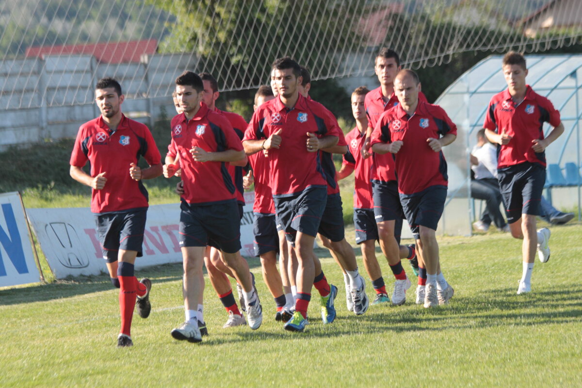 FOTO Grigoraş a sunat adunarea: Răduţ a ratat primul antrenament
