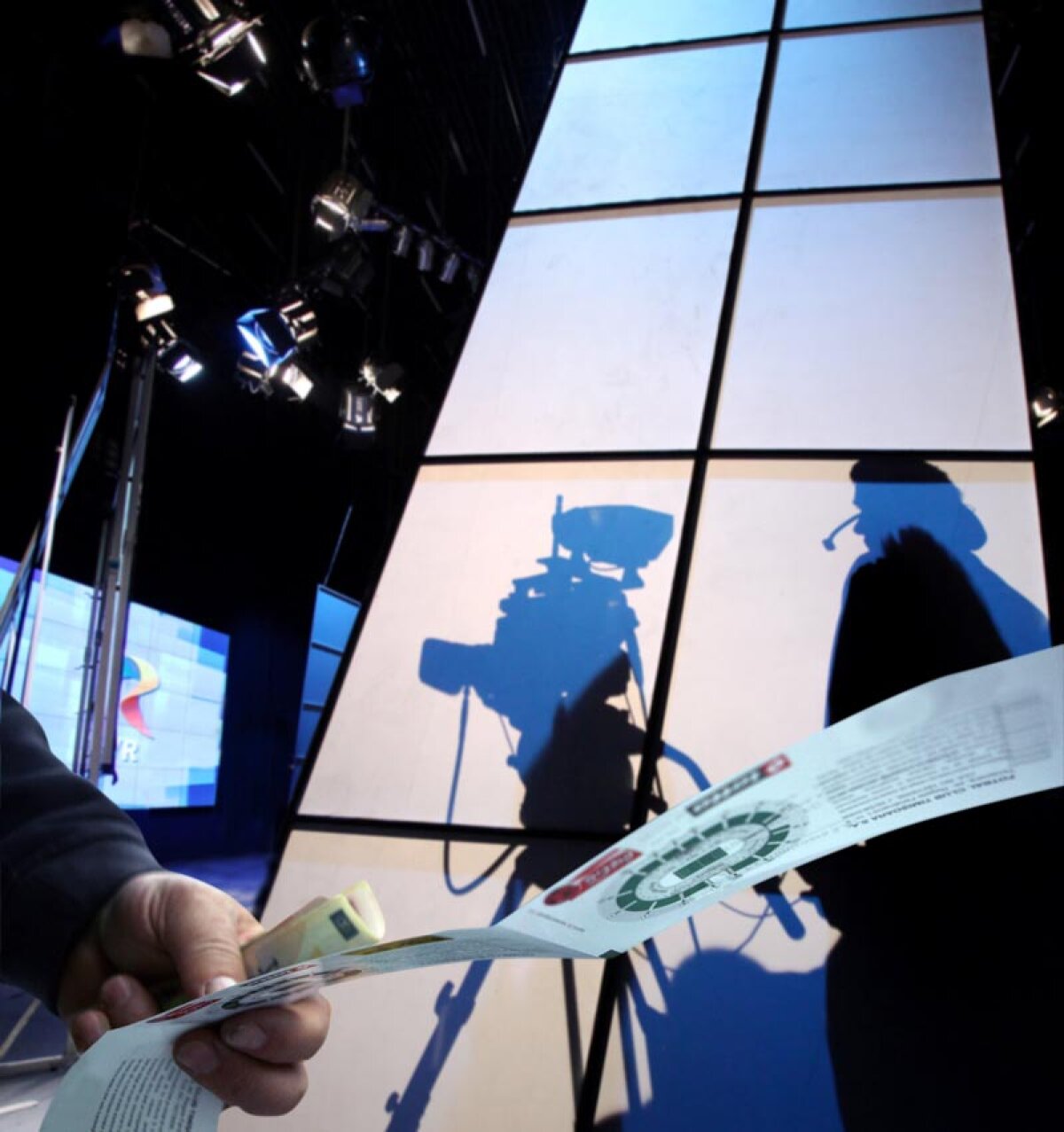 Şmecherii de la Sport, din TVR, suspectaţi că jonglează pe piaţa neagră cu biletele obţinute din drepturile TV