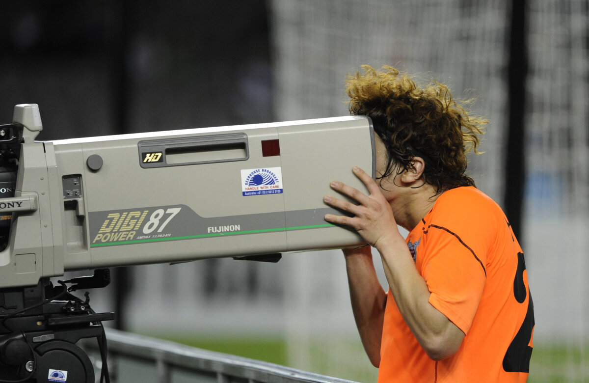 După ce preşedintele a vorbit despre “desfiinţarea televiziunii”, TVR a rupt contractul cu Dolce » Zeus s-a supărat!