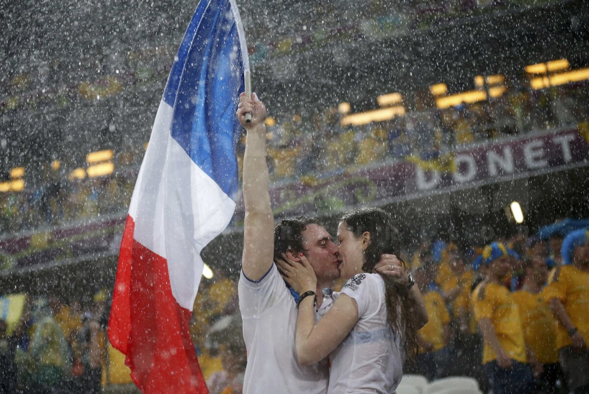 Sărutul fotbalului în ploaie » ”Cocoşii” au învins potopul şi gazda turneului cu 2-0