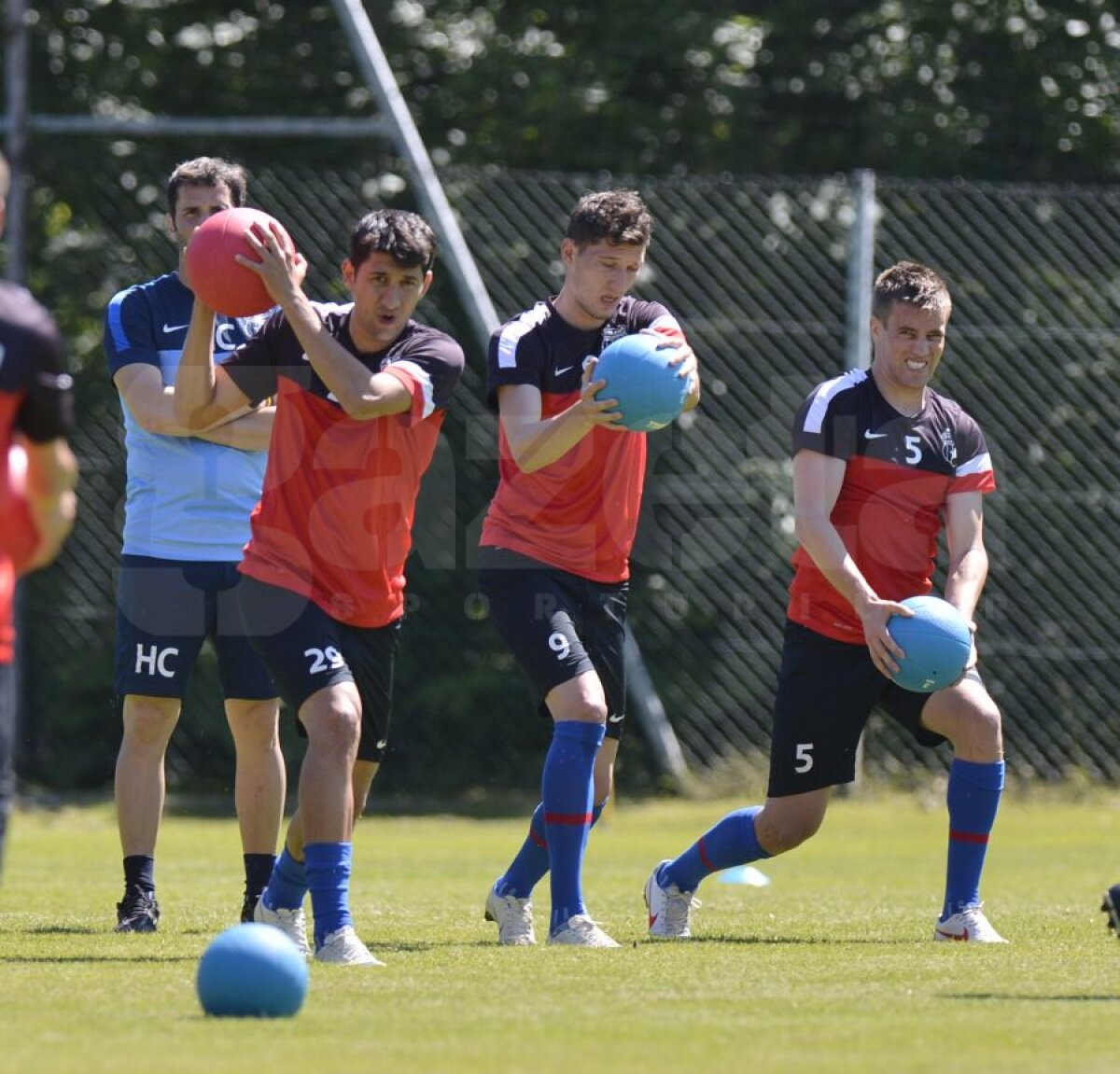 FOTO Greu după vacanţă » Reghe i-a chinuit pe stelişti de la primul antrenament