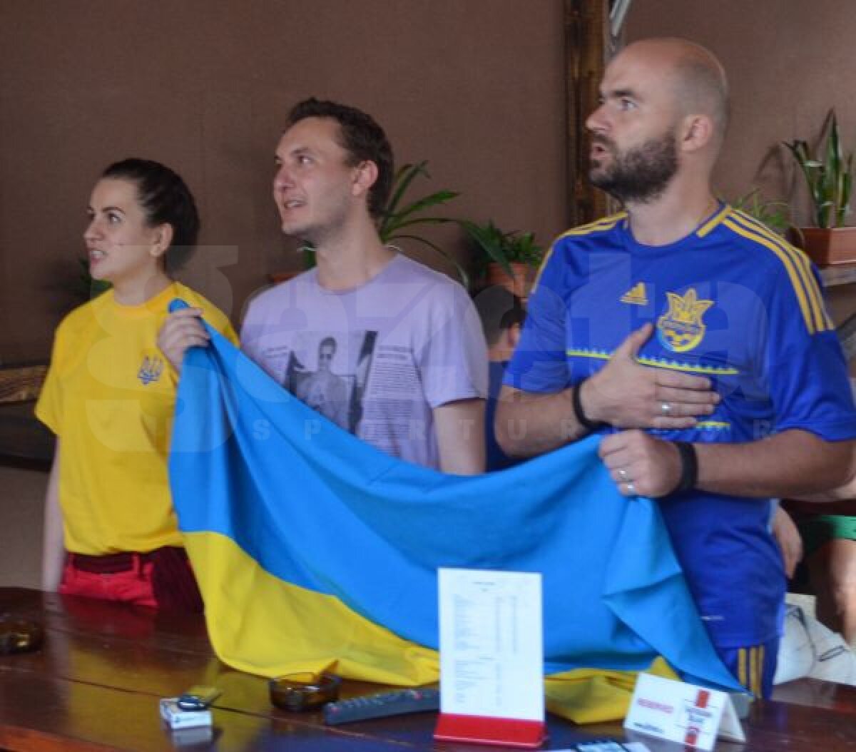 FOTO Gazde în deplasare » Cum au urmărit fanii Ucrainei meciul favoriţilor la 1.000 de kilometri de ţara-mamă