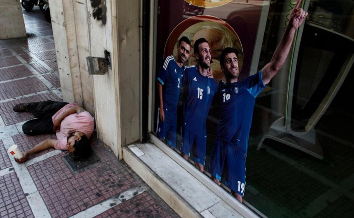 Imaginea zilei în Grecia » O ţară care îşi caută salvarea, mîngîiată doar de fotbal