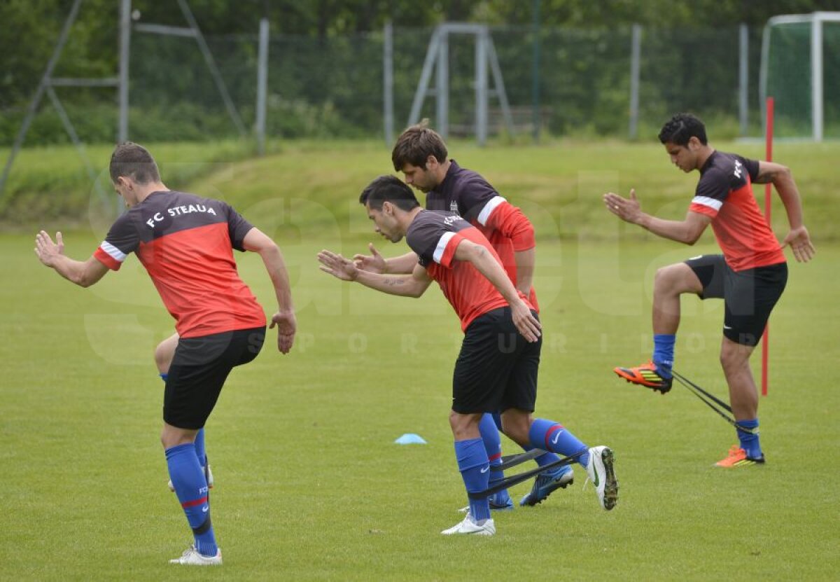 FOTO Reghe nu glumeşte » "I-a legat" pe stelişti la exerciţiile de mobilitate