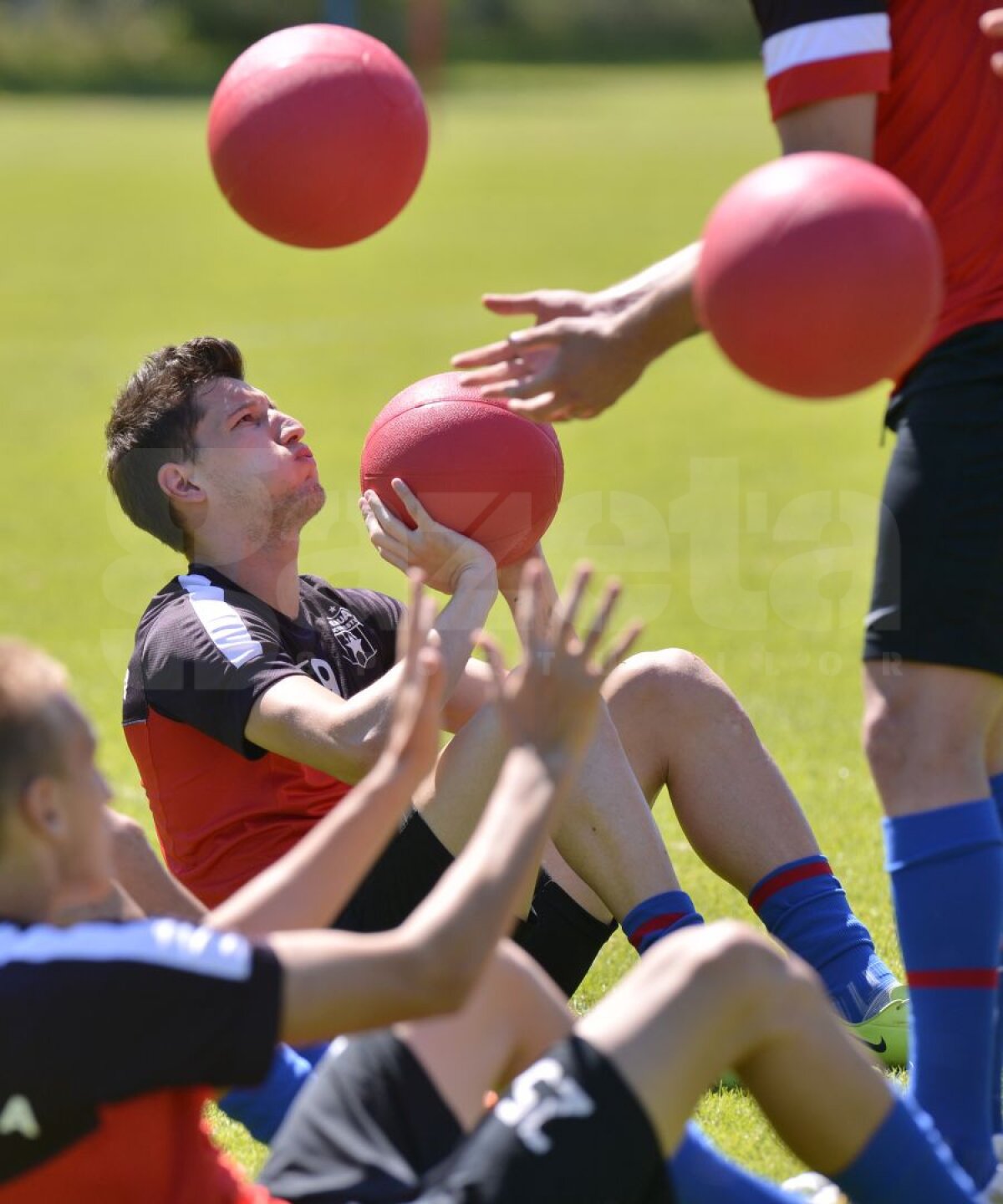 FOTO Baloane spre cer » Preparatorul german le dă mari bătăi de cap steliştilor