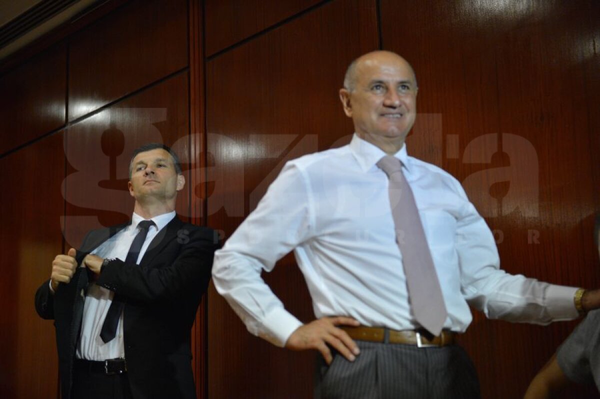 FOTO&VIDEO Rapidiştii şi-au prezentat achiziţiile » Sabău: "Mi-am pierdut vocea negociind cu domnul Copos"  :)