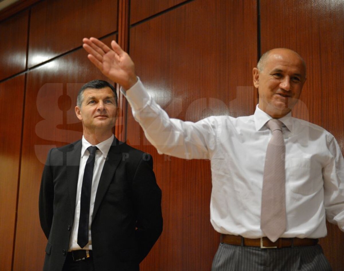 FOTO&VIDEO Rapidiştii şi-au prezentat achiziţiile » Sabău: "Mi-am pierdut vocea negociind cu domnul Copos"  :)