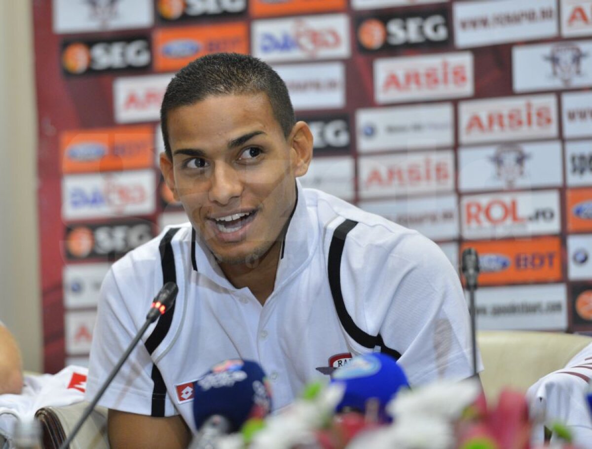 FOTO&VIDEO Rapidiştii şi-au prezentat achiziţiile » Sabău: "Mi-am pierdut vocea negociind cu domnul Copos"  :)