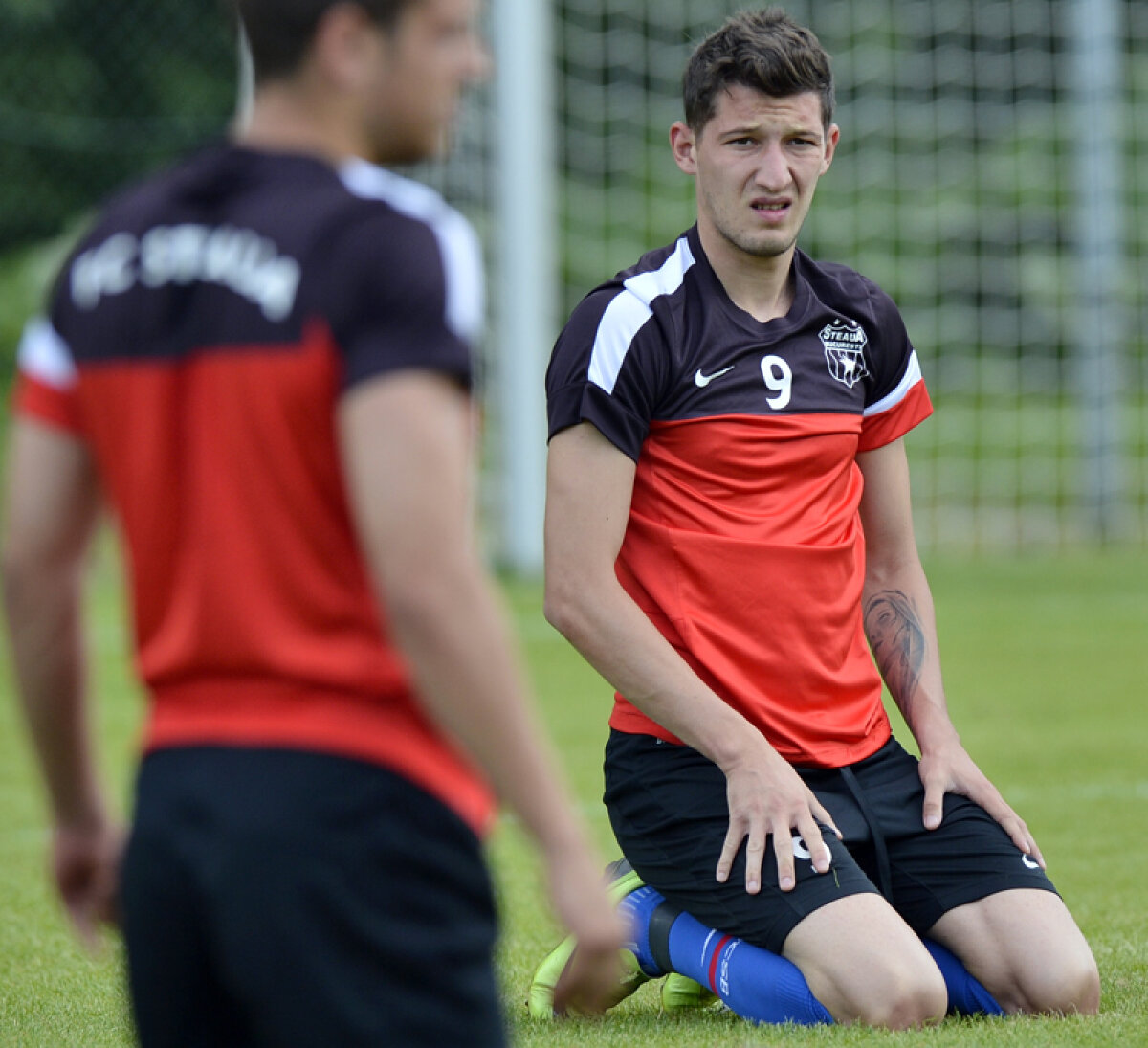 FOTO » SomnoNilă :D » Cînd toţi trag tare, Costea rezistă cu greu să n-adoarmă la antrenamente