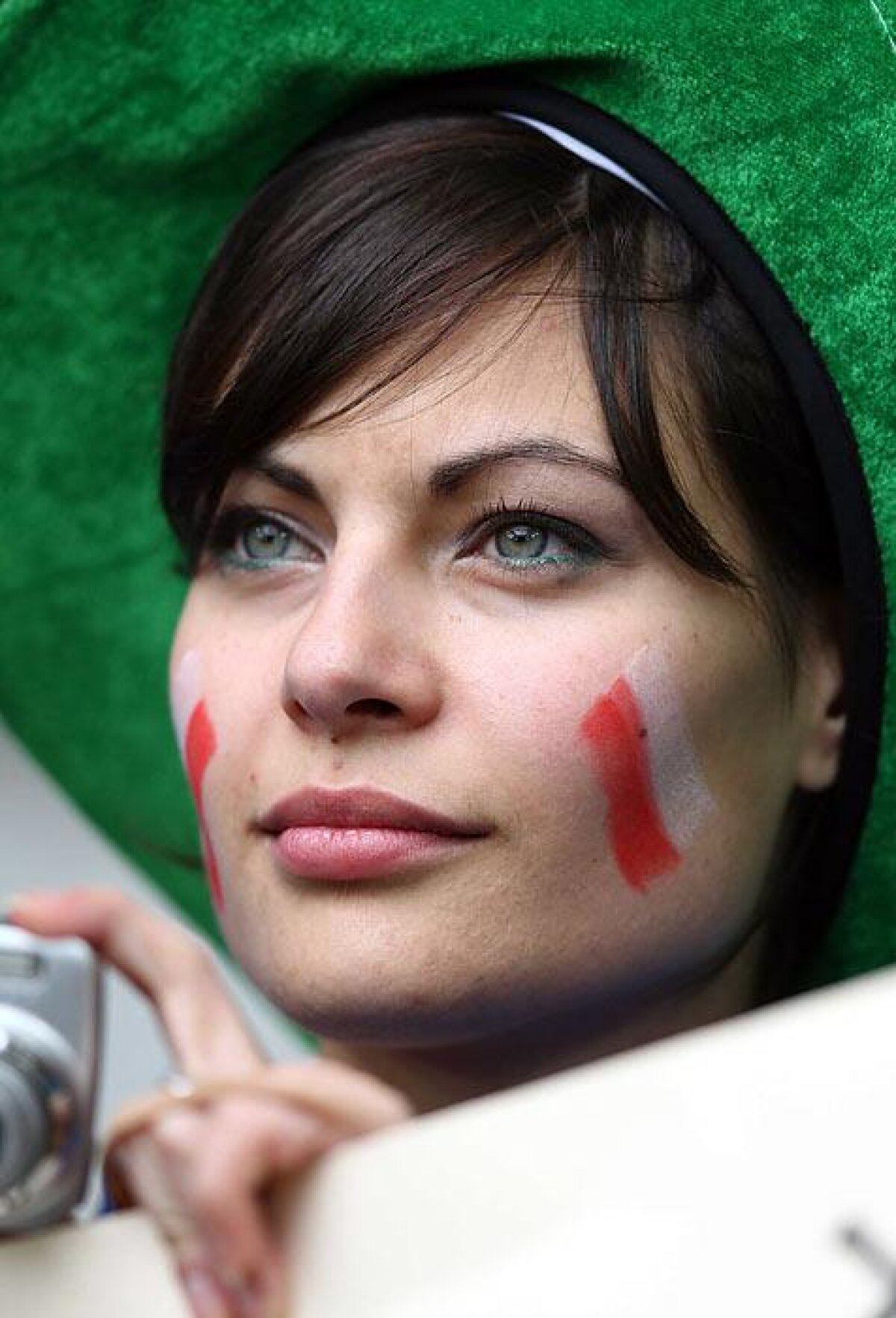 Galerie FOTO Cele mai frumoase fane de la Euro! » Pe care o preferi?