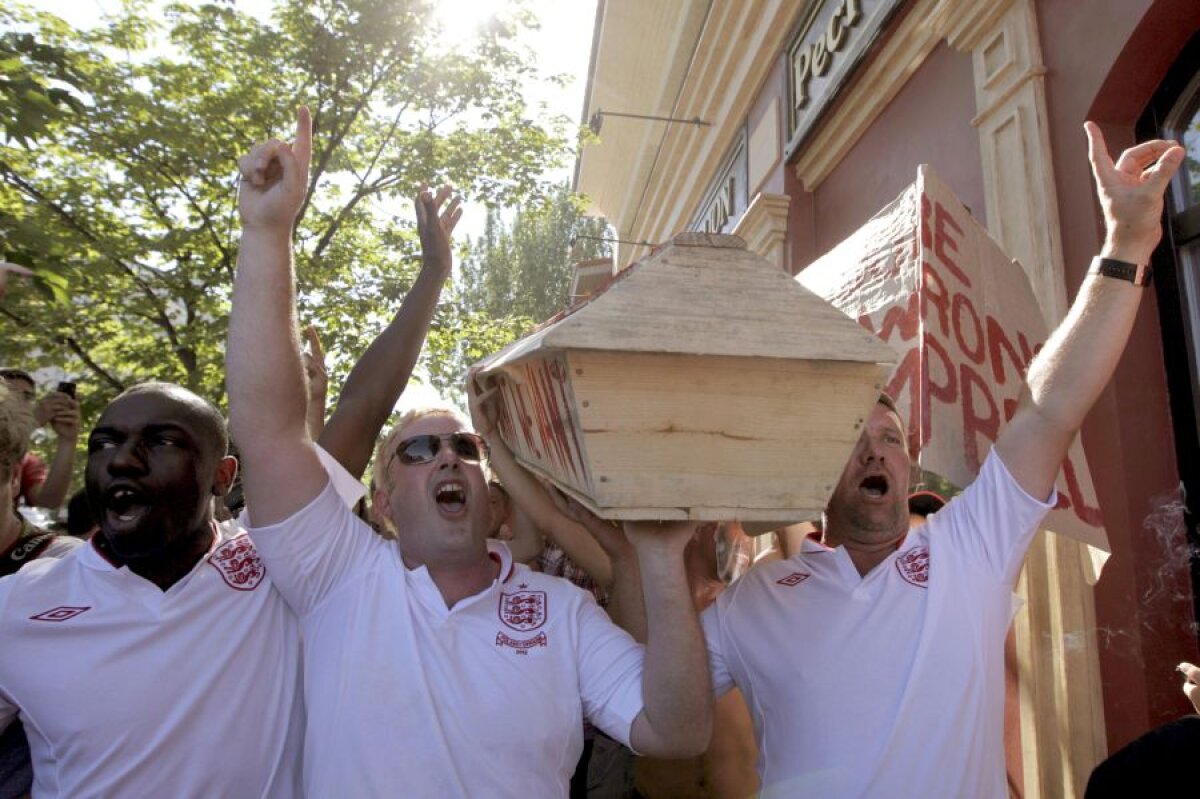 FOTO Suporterii îl contrazic pe Sol Campbell într-o manieră inedită: "Ai greşit, Sol!" ;)