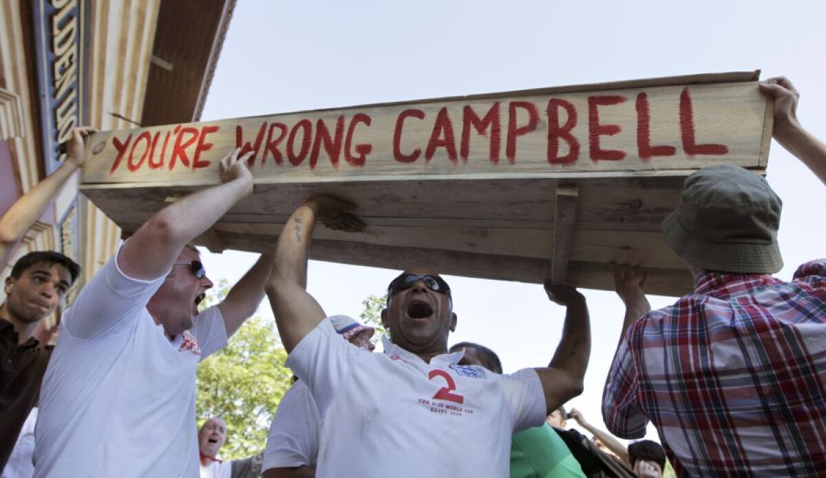 FOTO Suporterii îl contrazic pe Sol Campbell într-o manieră inedită: "Ai greşit, Sol!" ;)