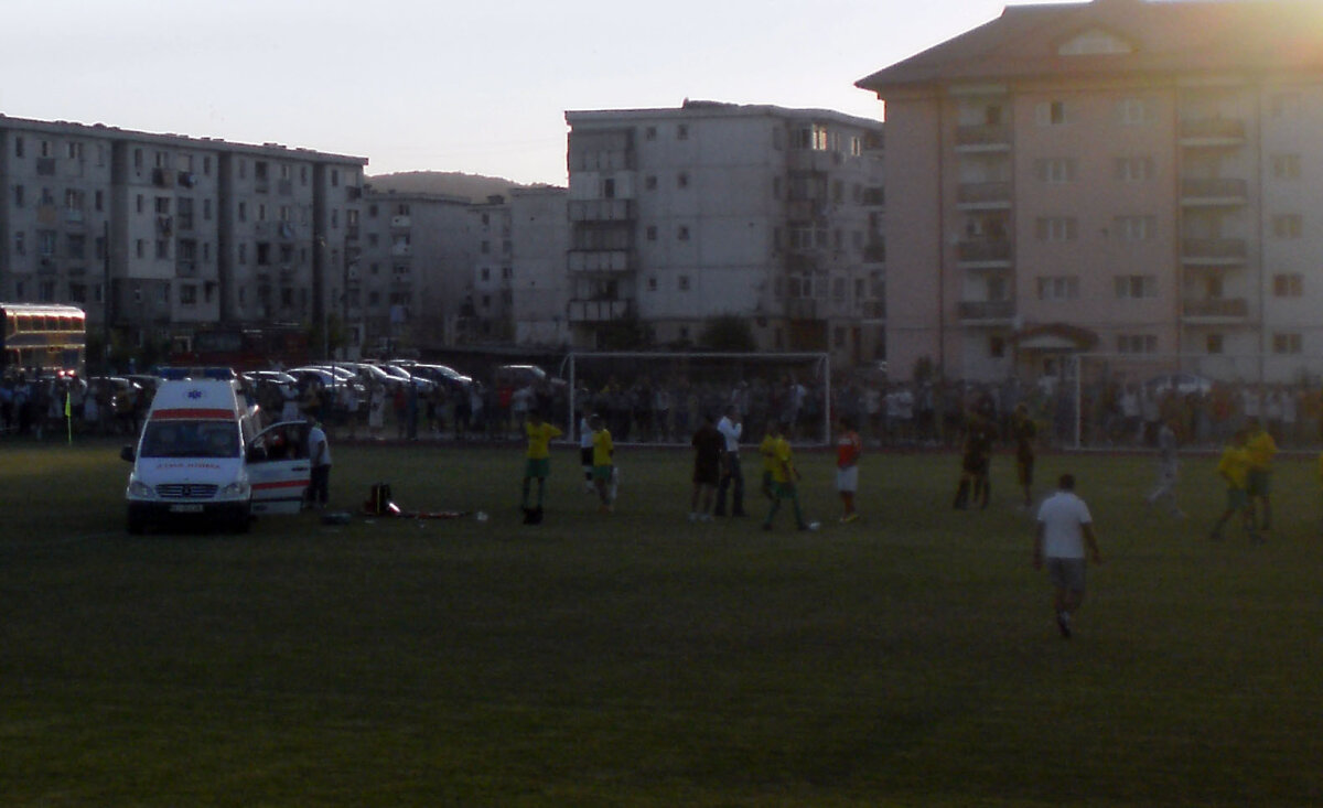 UPDATE Fotbalistul prăbuşit pe teren are probleme la inimă! Va fi mutat la spitalul Militar