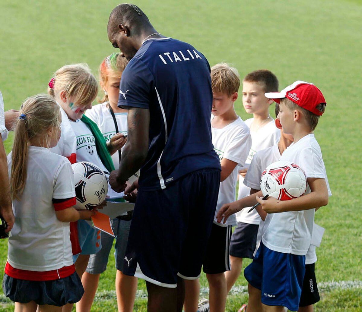 Clovnul răsfăţat » Balotelli naşte o dilemă: va fi Super sau Stupid Mario?