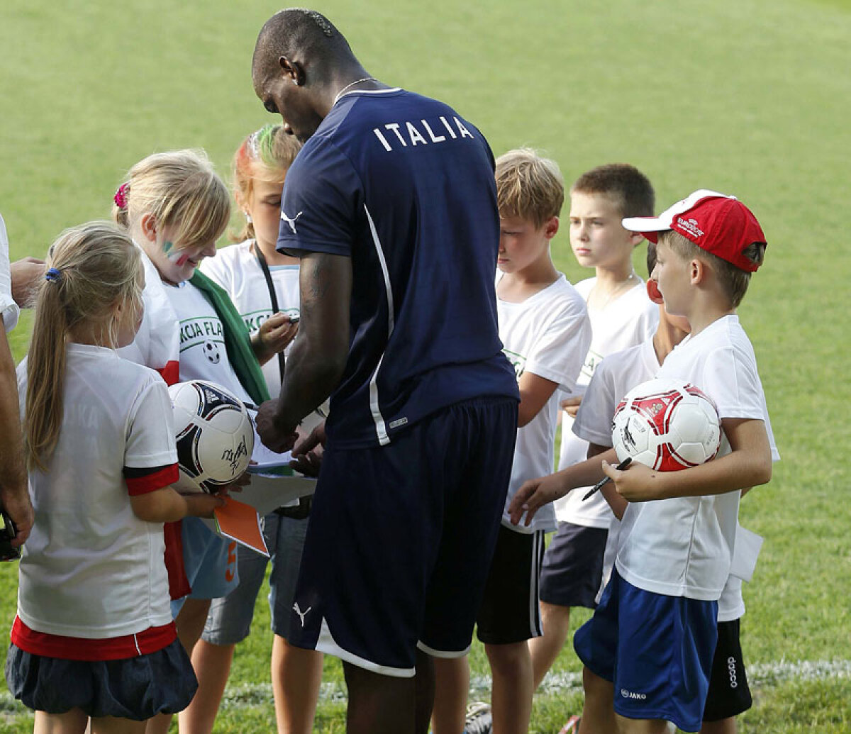 Clovnul răsfăţat » Balotelli naşte o dilemă: va fi Super sau Stupid Mario?