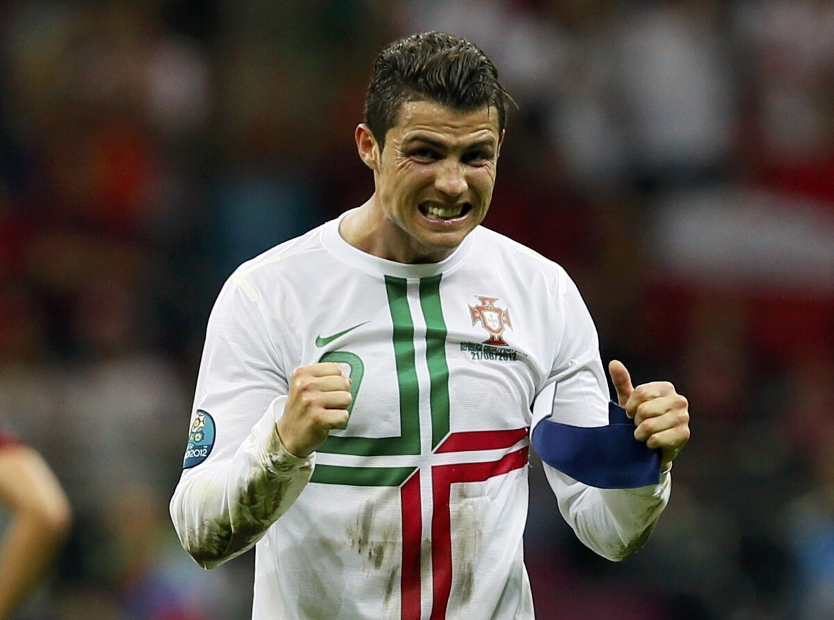 Ronaldo A ULUIT twitter-ul! 10 glume, laude şi răutăcisme pe care trebuie să le citeşti. Bonus: contre între fotomodele :D