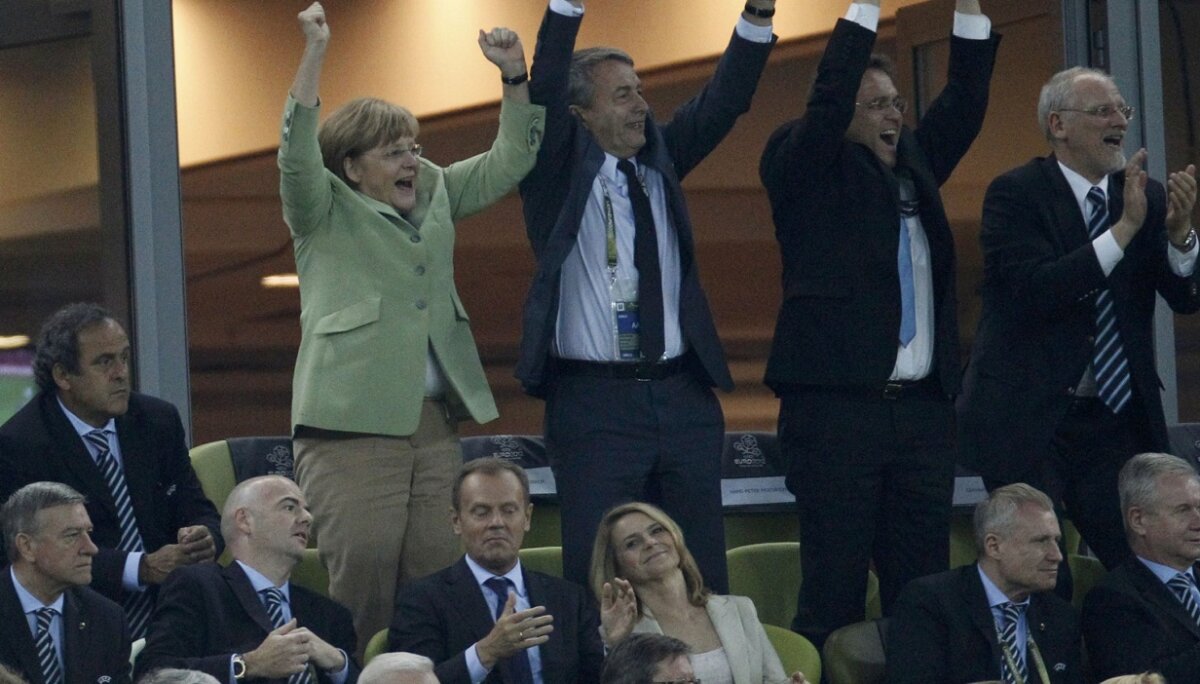 FOTO Cancelarul german Angela Merkel a exultat sub privirile lui Mircea Sandu :O