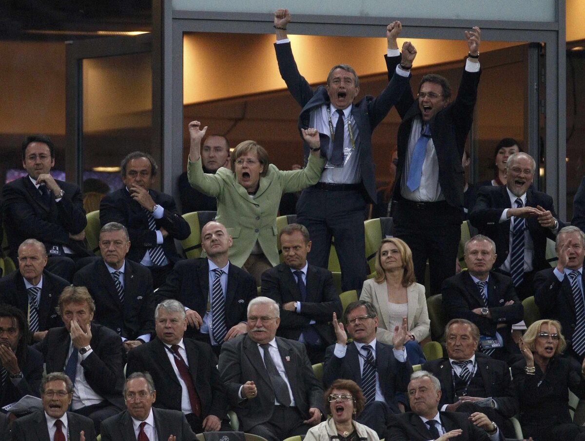 FOTO Cancelarul german Angela Merkel a exultat sub privirile lui Mircea Sandu :O