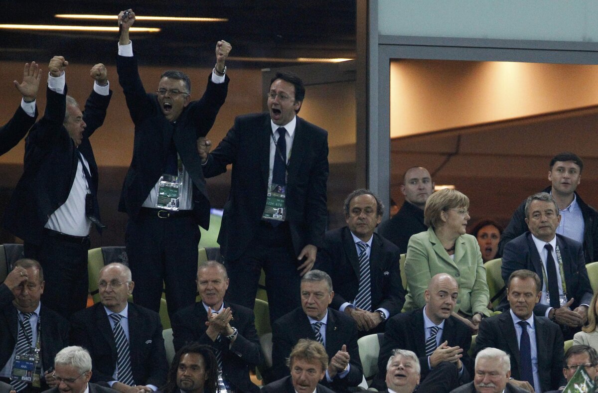 FOTO Cancelarul german Angela Merkel a exultat sub privirile lui Mircea Sandu :O