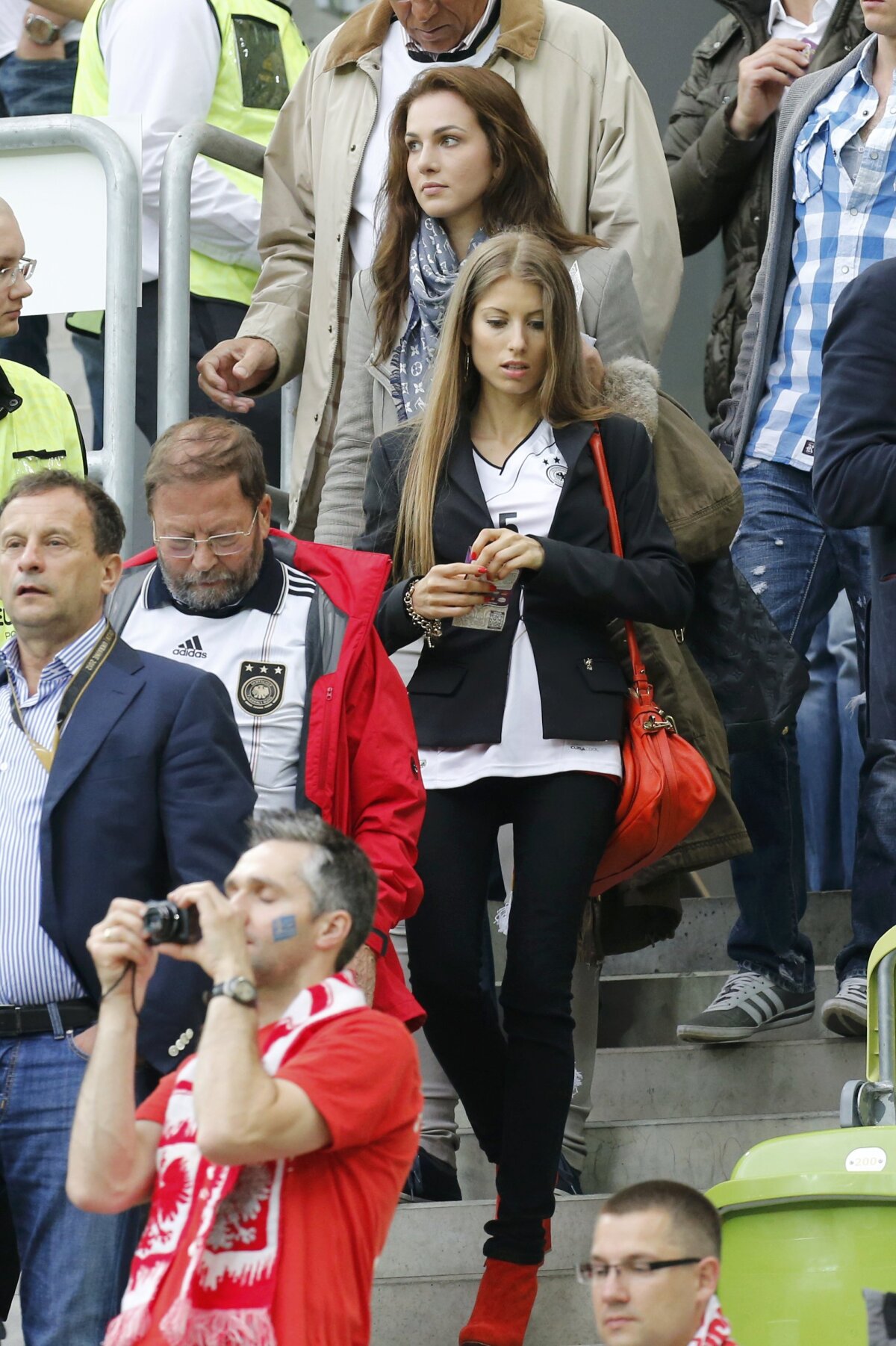 FOTO Iubitele şi soţiile nemţilor ştiu să atragă. Atenţia ;)