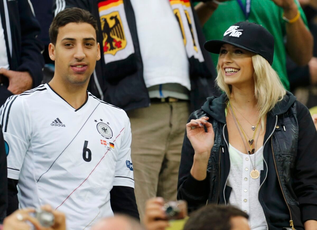 FOTO Federaţia germană i-a interzis iubitei lui Khedira să mai umble în ţinute sexy :S