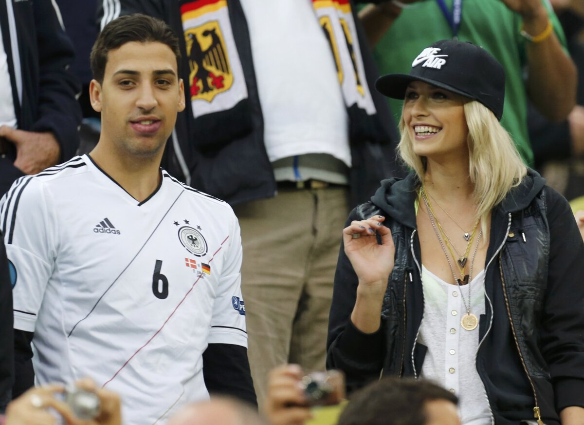 FOTO Federaţia germană i-a interzis iubitei lui Khedira să mai umble în ţinute sexy :S